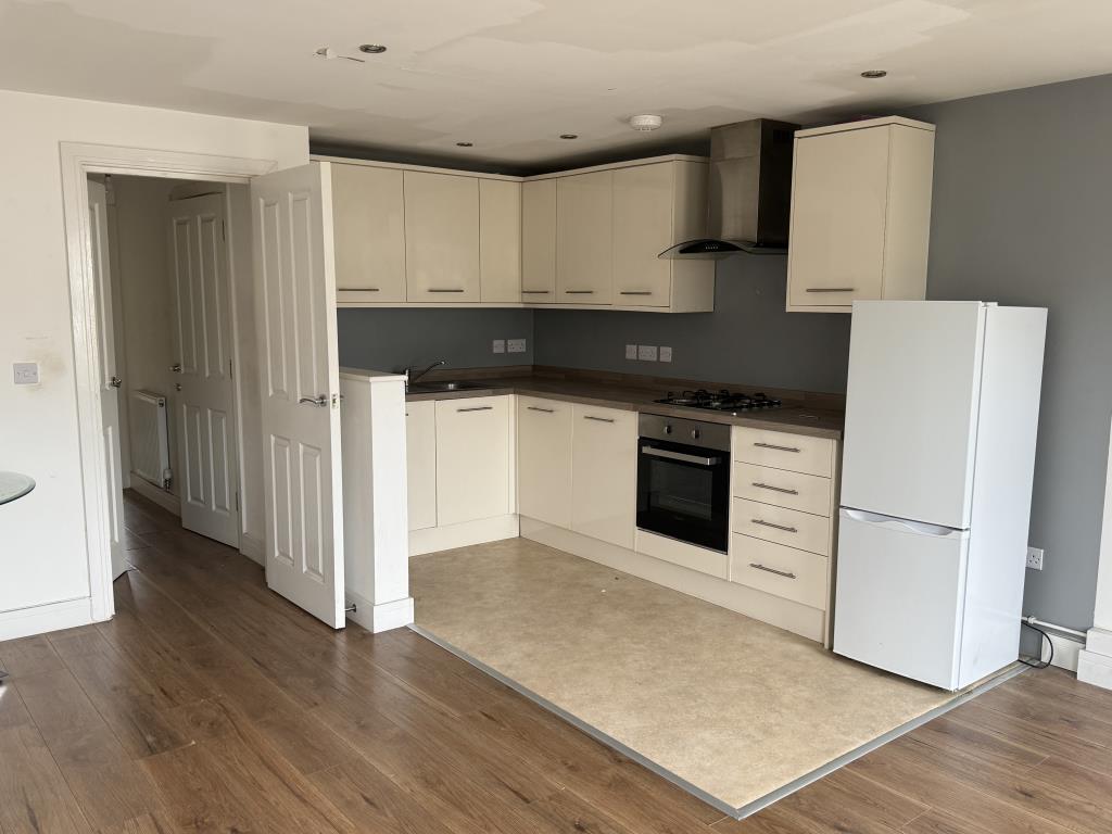Lot: 117 - LARGE MODERN TOWN CENTRE BLOCK SEVEN FLATS FOR INVESTMENT - Kitchen in Flat 3